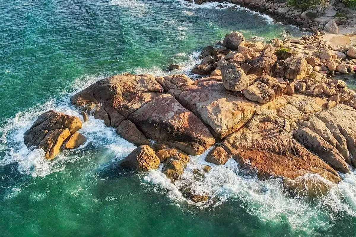 Hon Chong Promontory (Hòn Chồng)